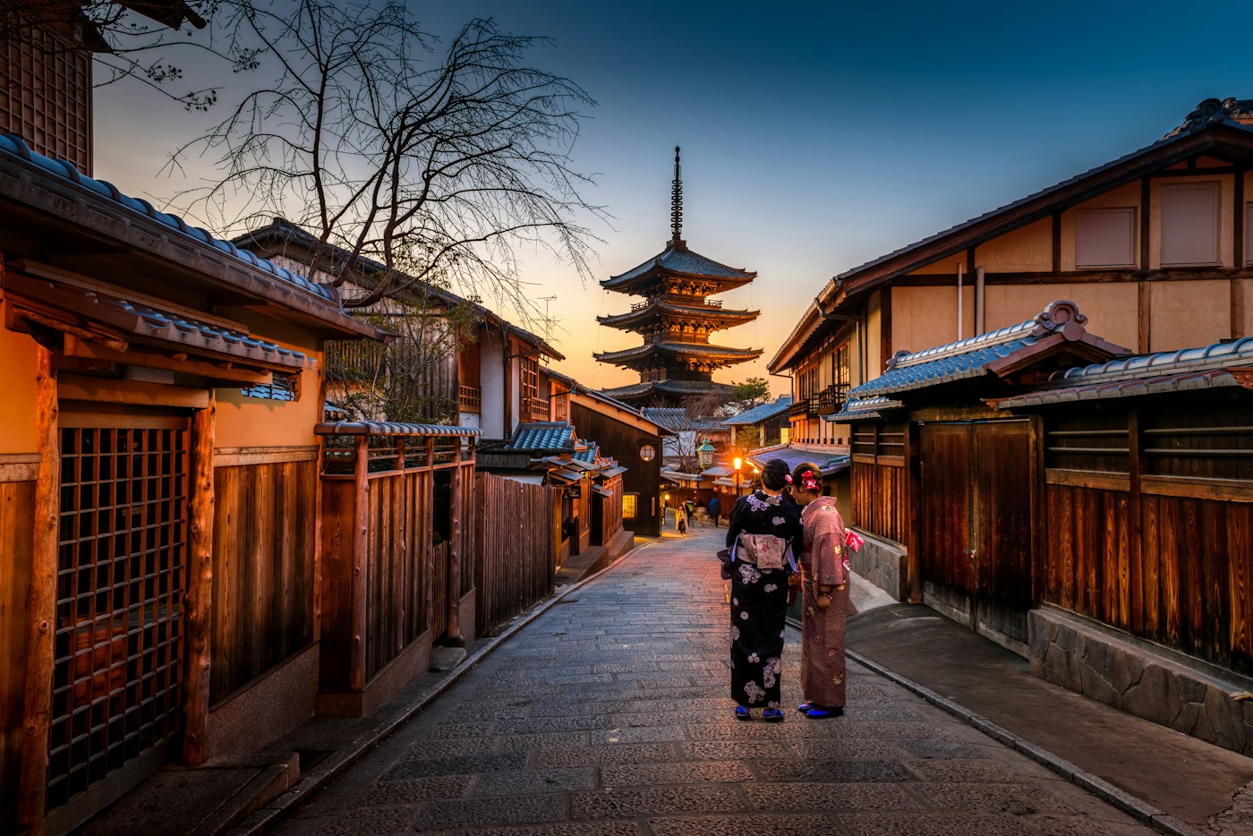 Rua tradicional japonesa cercada por arquitetura histórica