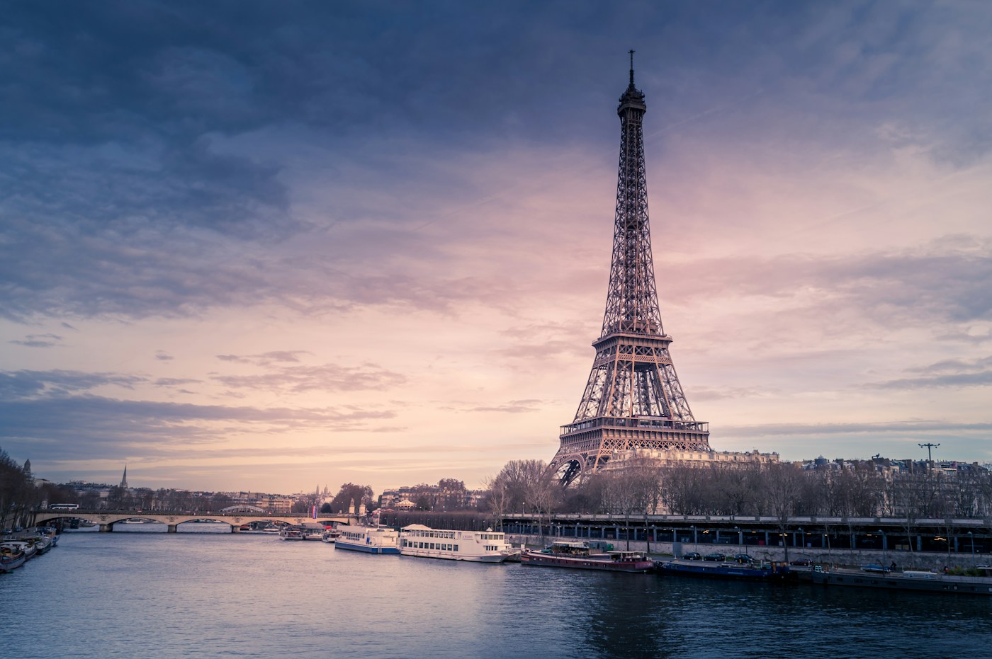 Torre Eiffel em Paris ao entardecer