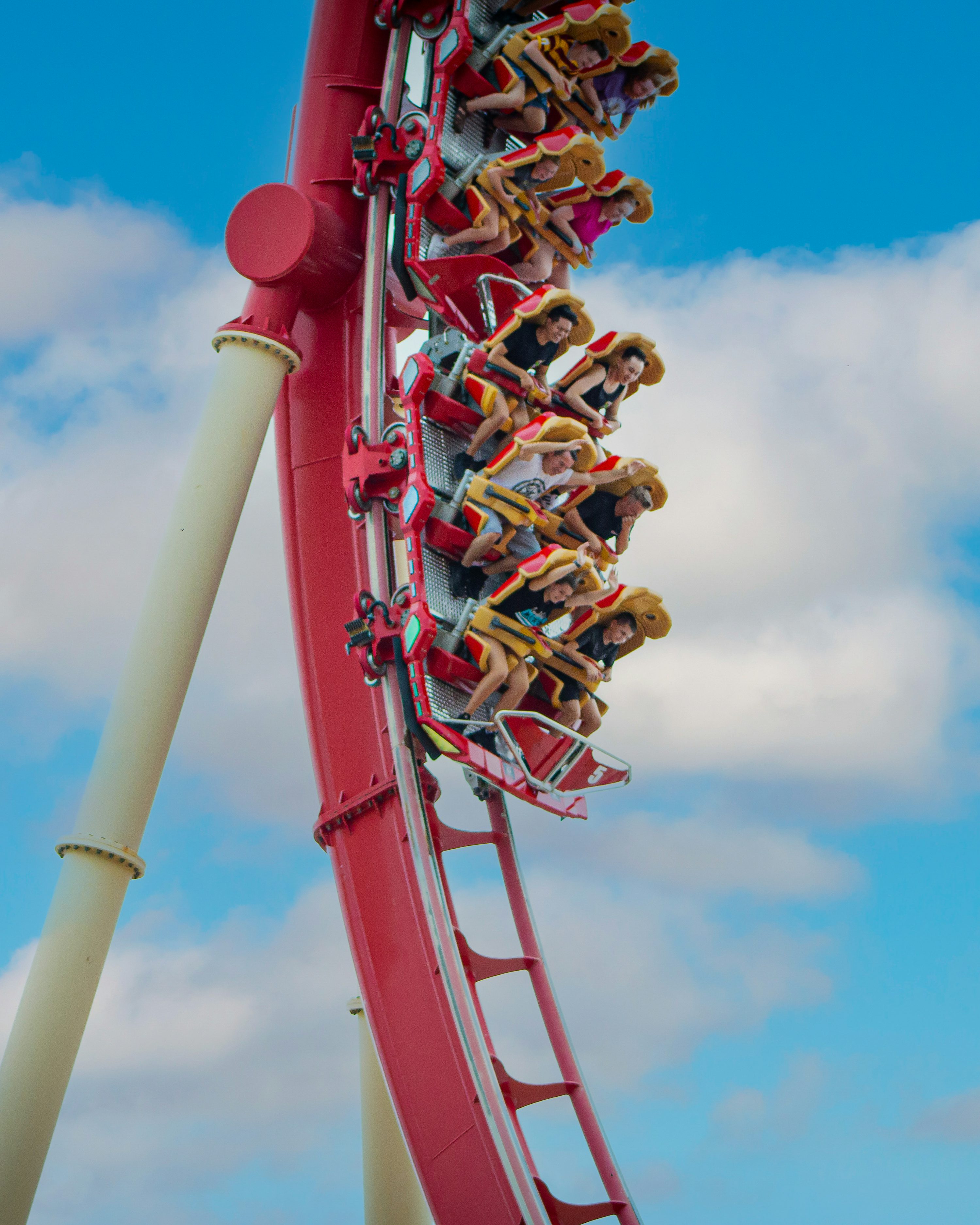 Montanha-russa vertical no parque Universal Orlando